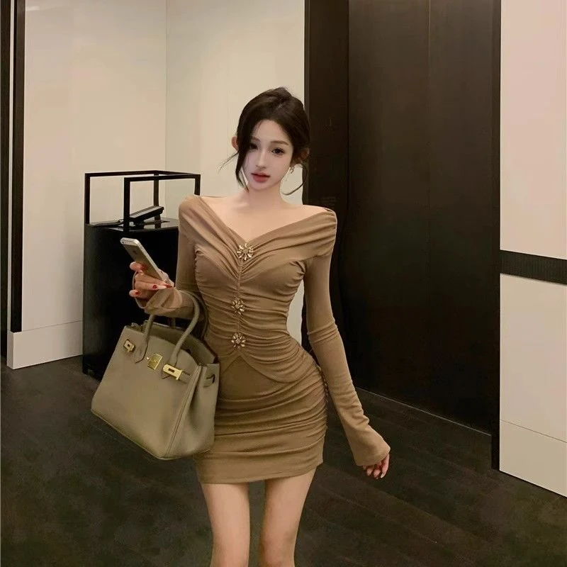 时尚法式一字领包臀褶皱连衣裙女装2025秋冬新款气质心机显瘦裙子