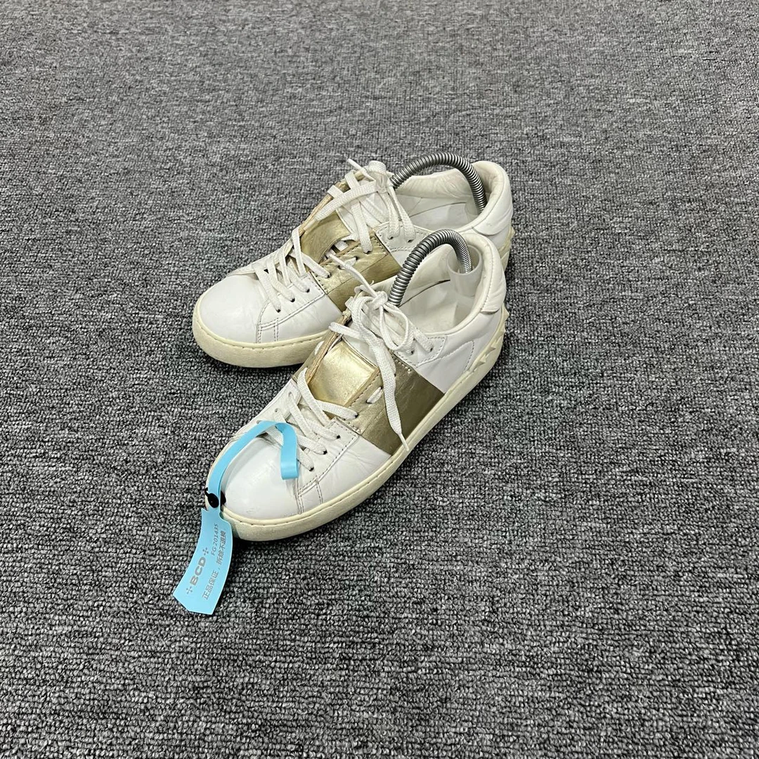 90新 Valentino/华伦天奴 白金铆钉板鞋 37码/9新/无配件