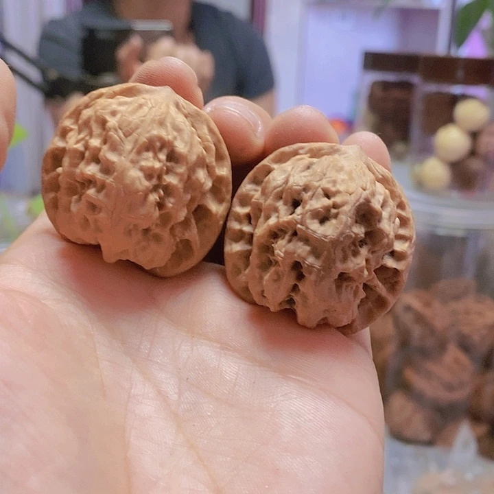 【闪购商品】文玩核桃把件36野狼油