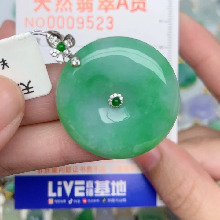 翡翠18K金镶嵌颈饰扣