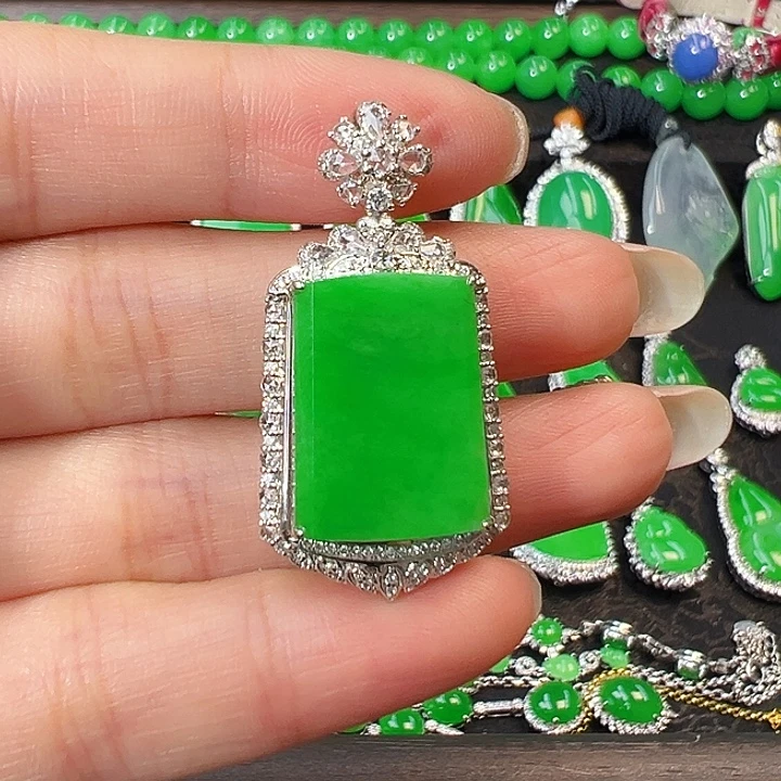 C***s颈饰18K金镶嵌翡翠吊坠