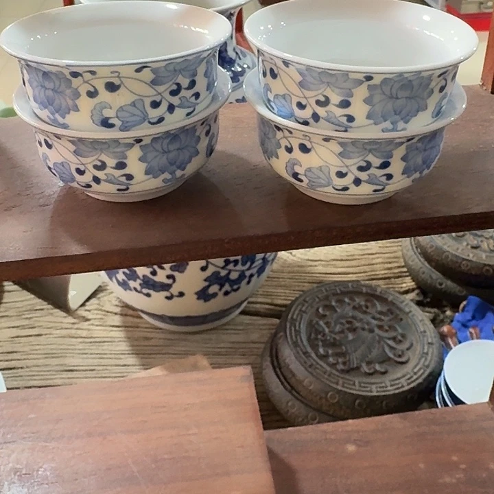 主人杯一个，瓷。。。品茗