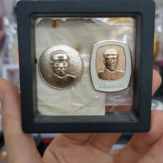 其他普通金属用****8红色收藏纪念章2个