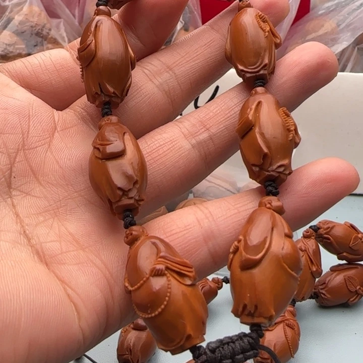 橄榄核手串少****嘛雕刻工艺