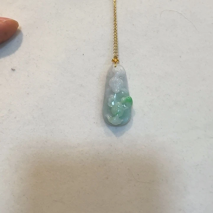 翡翠18K金镶嵌颈饰年年有余