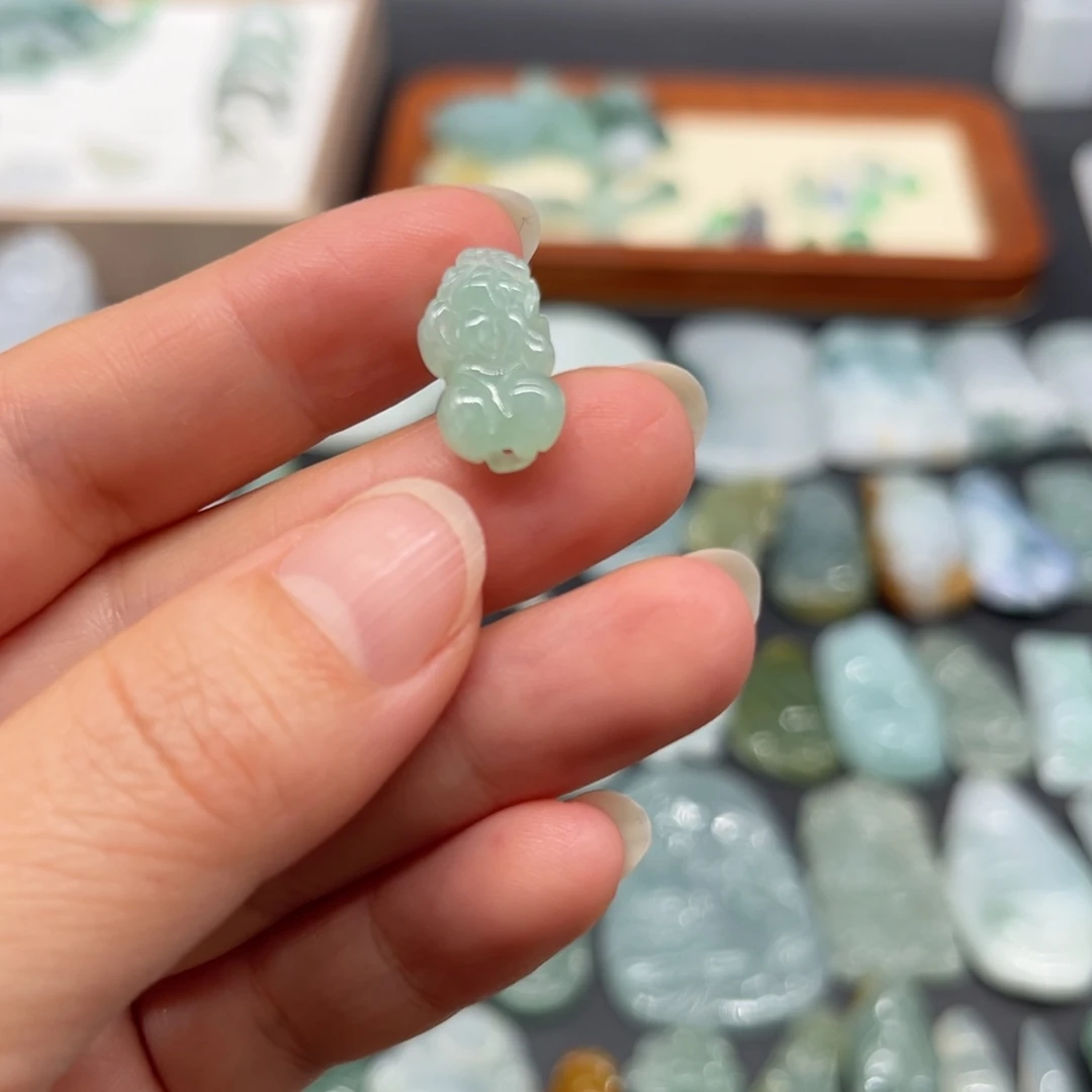 翡翠未镶嵌颈饰貔貅