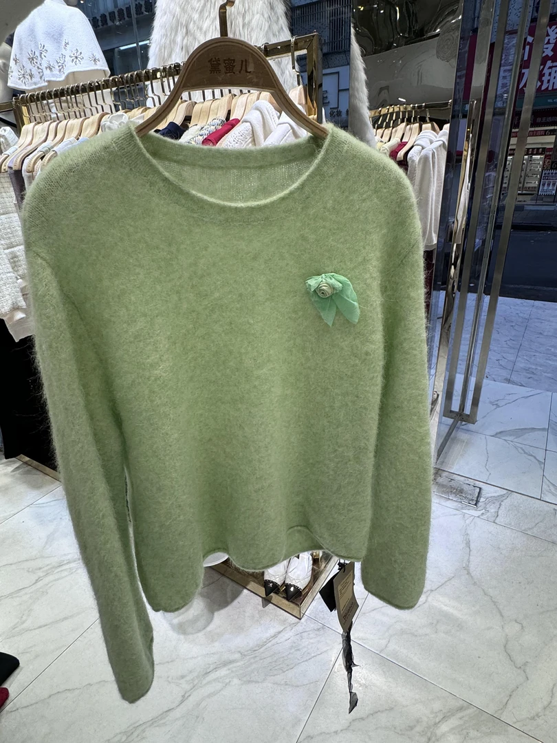 黛蜜儿2025新款花朵胸针套头毛衣