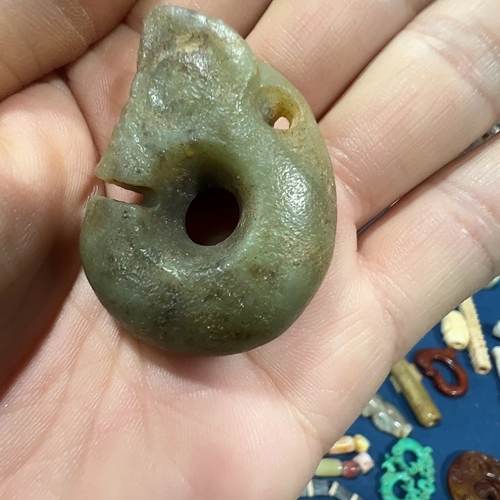 透闪石质玉未镶嵌挂件