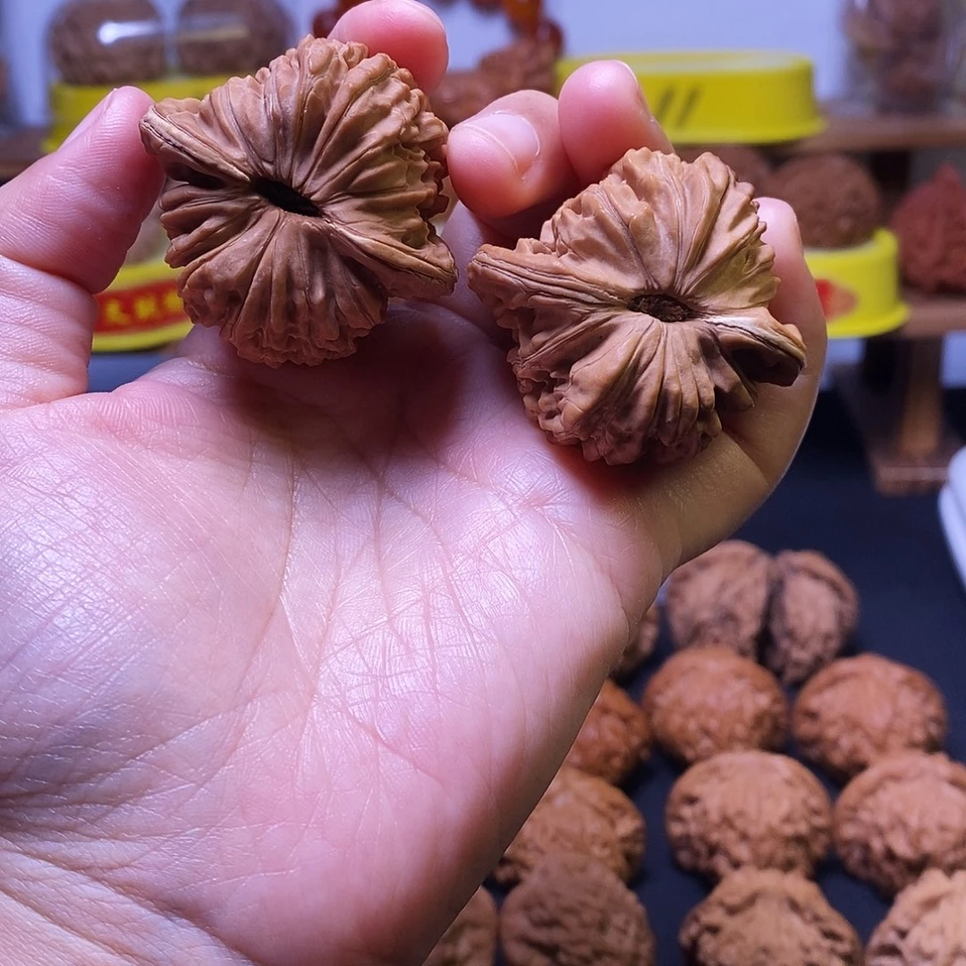 文玩核桃把件四座楼有反油