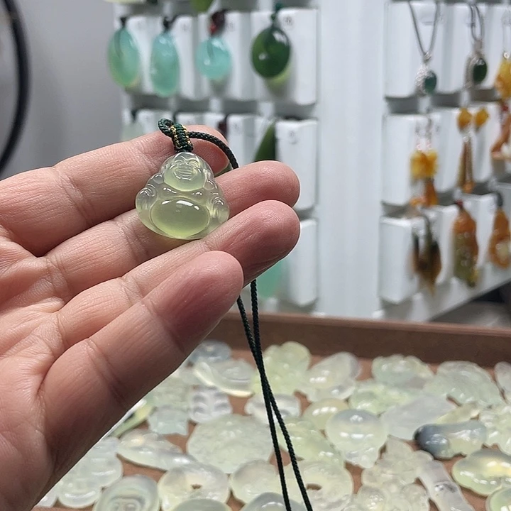 蛇纹石玉未镶嵌颈饰