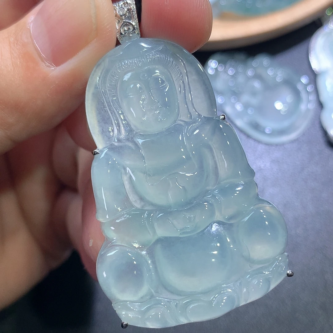 翡翠颈饰未镶嵌心**途