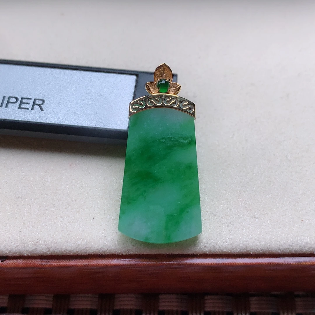 缅甸天然翡翠飘绿18k金镶素面无事牌挂坠43/尺寸24.5×13.6×3.5