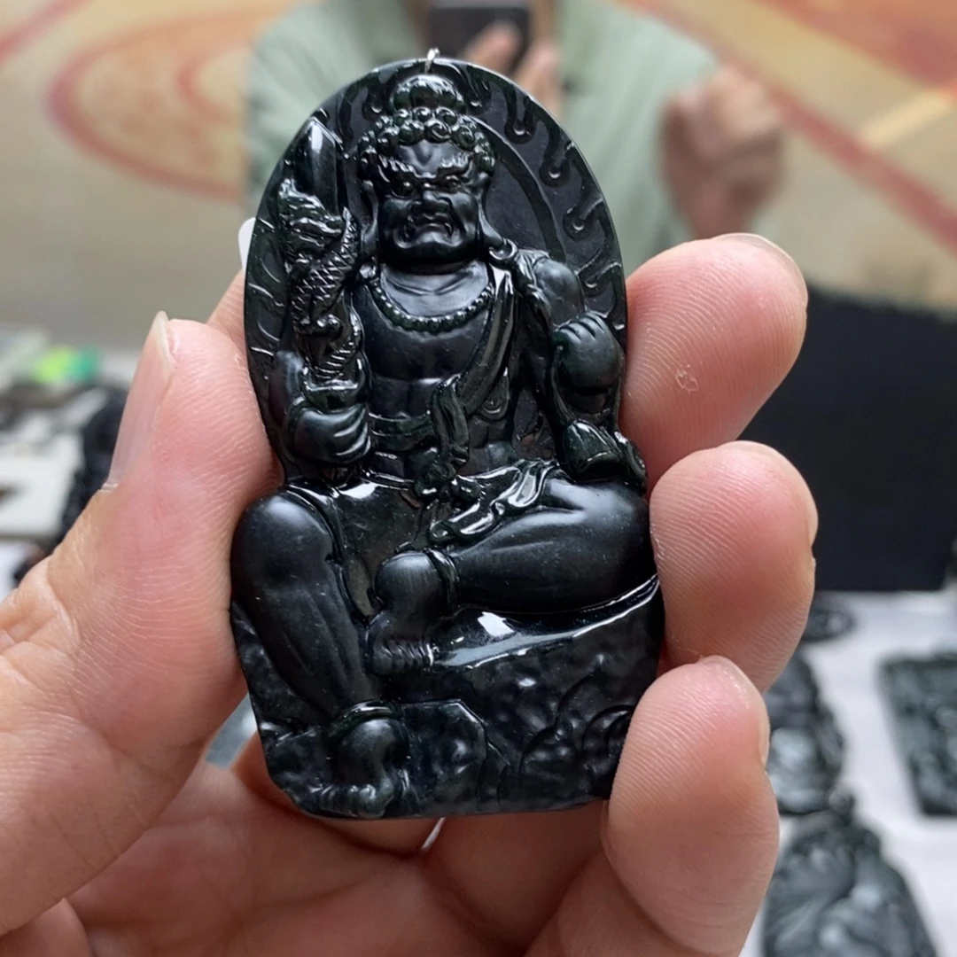 翡翠未镶嵌颈饰不动