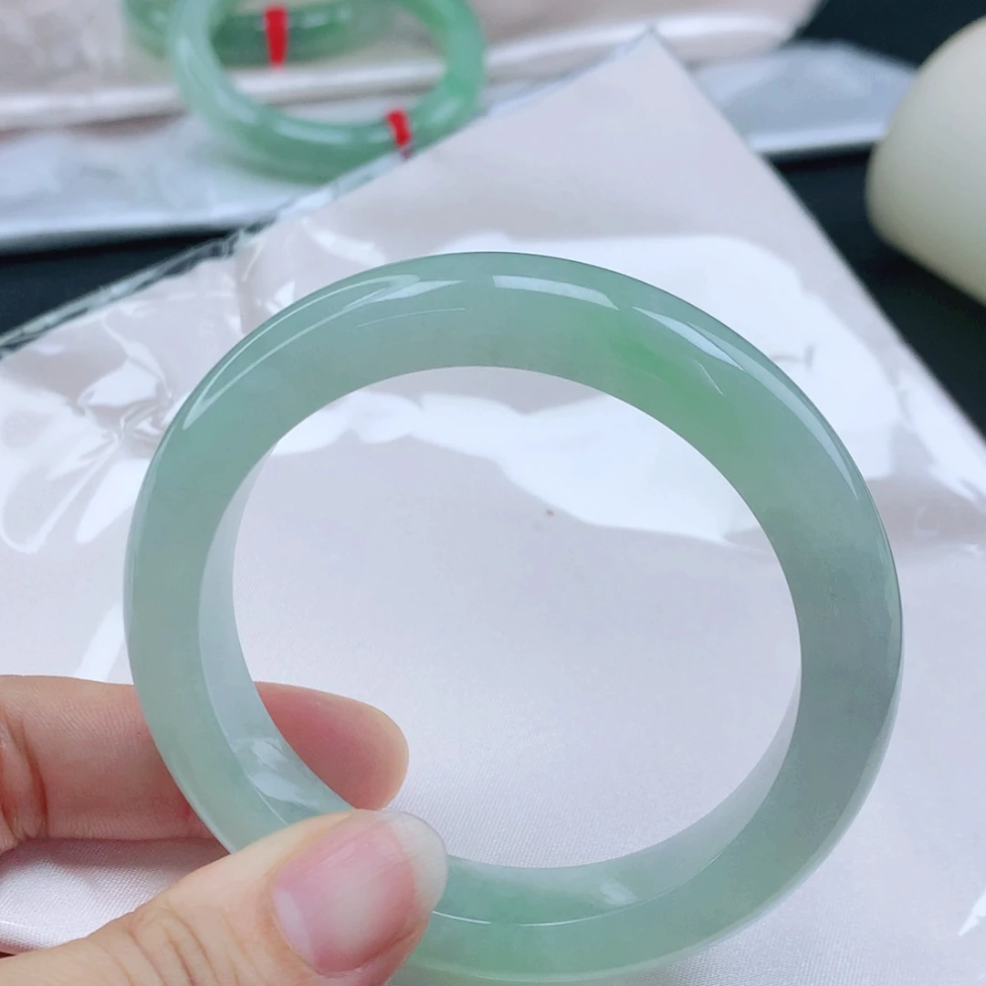 露***宝翡翠未镶嵌手镯56飘绿翡翠手镯