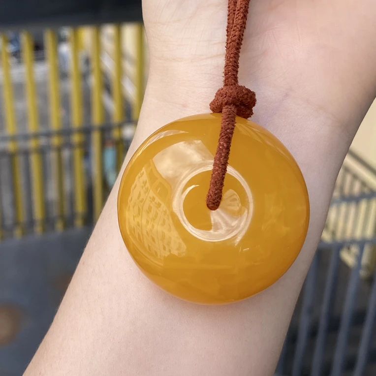 31.43精品鸡油红蜜蜡平安扣挂件