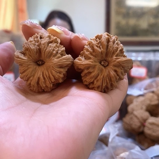 文玩核桃吊坠36凹底南疆石有黄