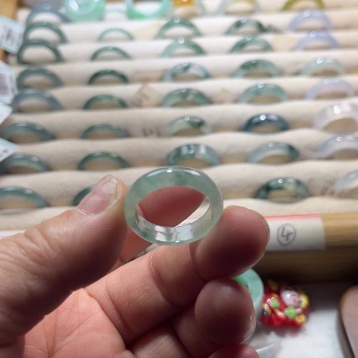 翡翠未镶嵌戒指飘花