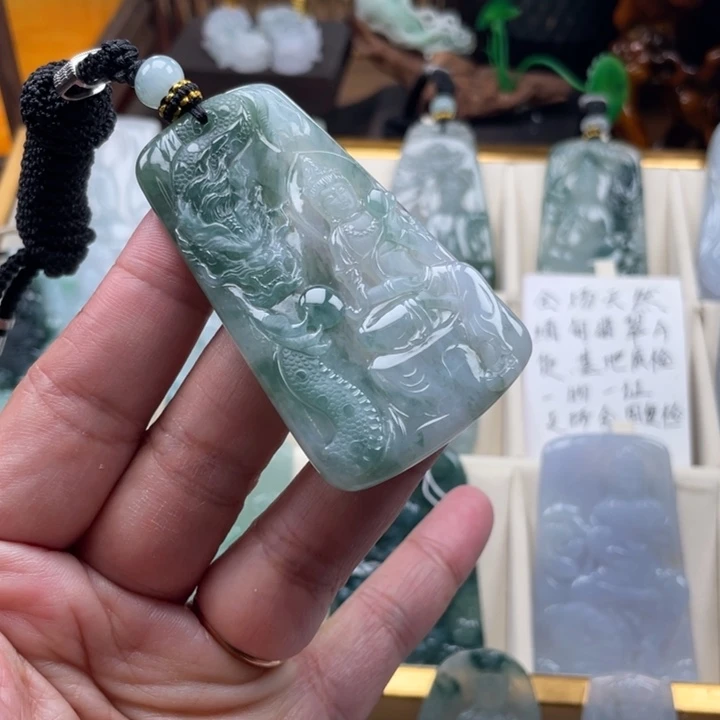 翡翠未镶嵌颈饰观音