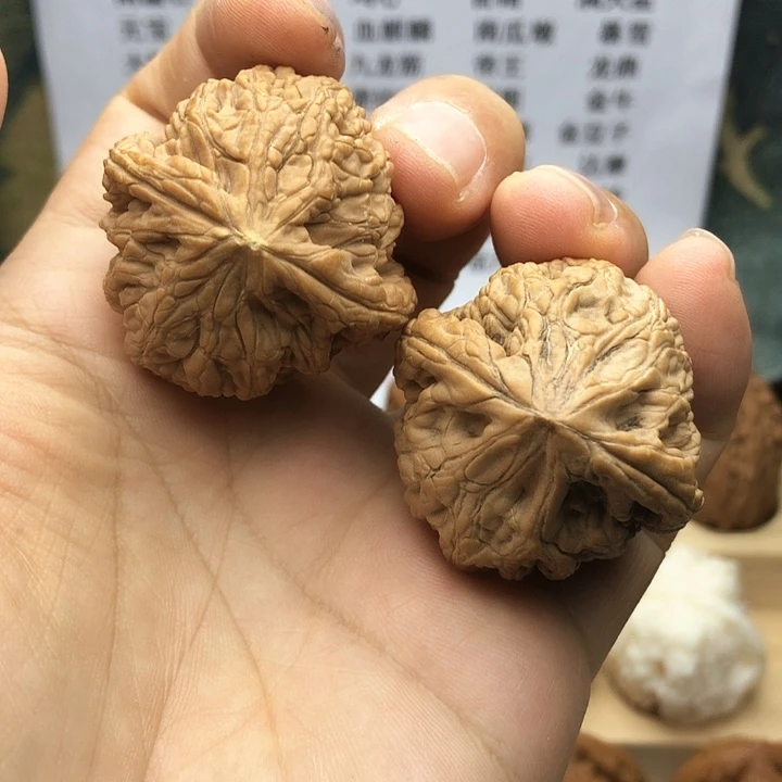 文玩核桃把件虎头王，边38，尖有一点黄