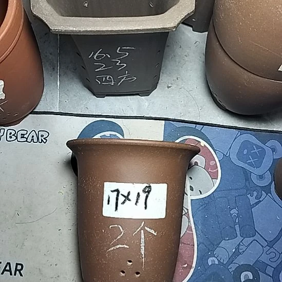 小金钟两个紫砂花盆