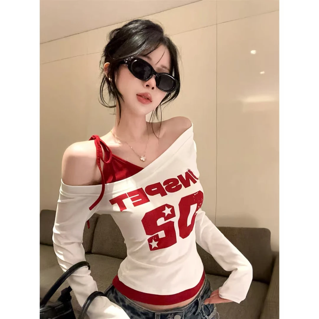 美式甜辣撞色拼接假两件长袖T恤女字母印花斜领露单肩短款棉上衣