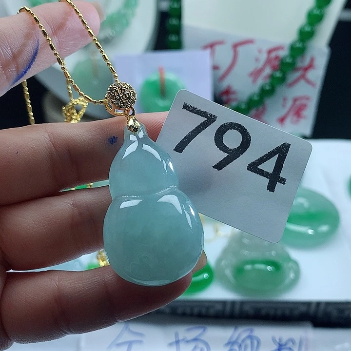 翡翠未镶嵌吊坠(赠链)