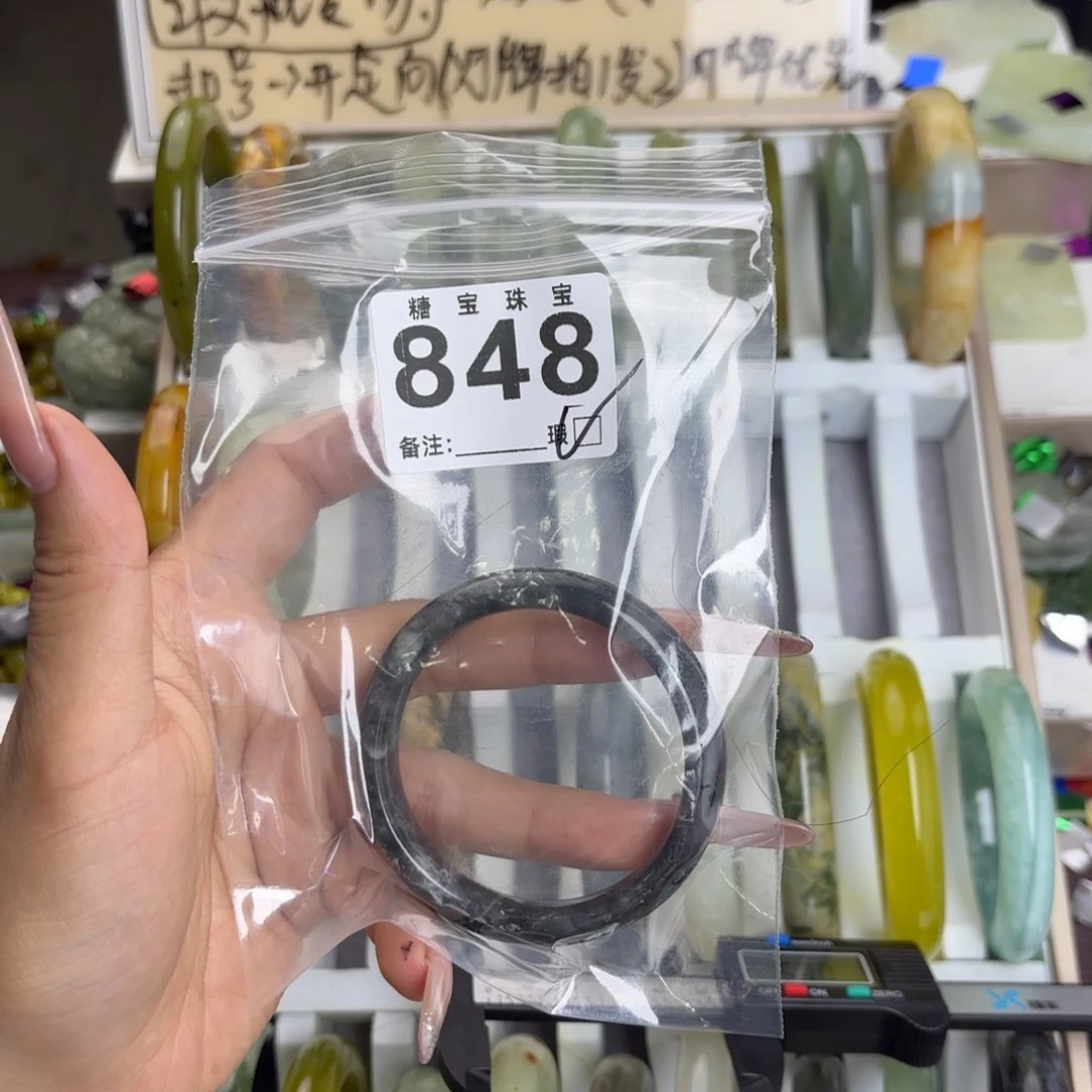 未镶嵌蛇纹石玉手镯颜**.