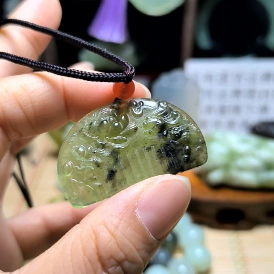 蛇纹石玉未镶嵌颈饰