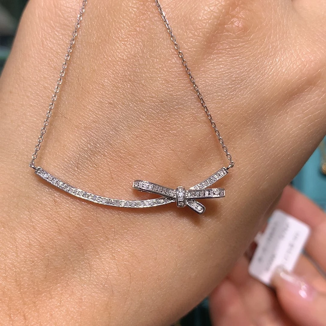 钻石颈饰18K金镶嵌微笑