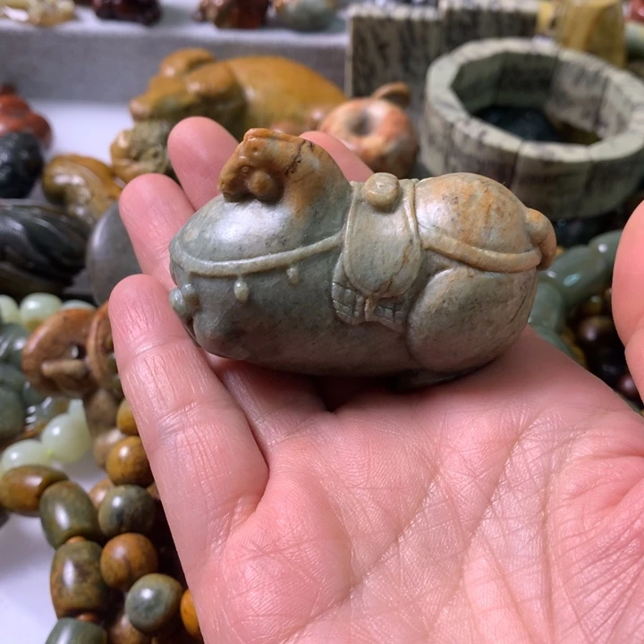 未镶嵌岫岩河磨玉（透闪石质玉）把件