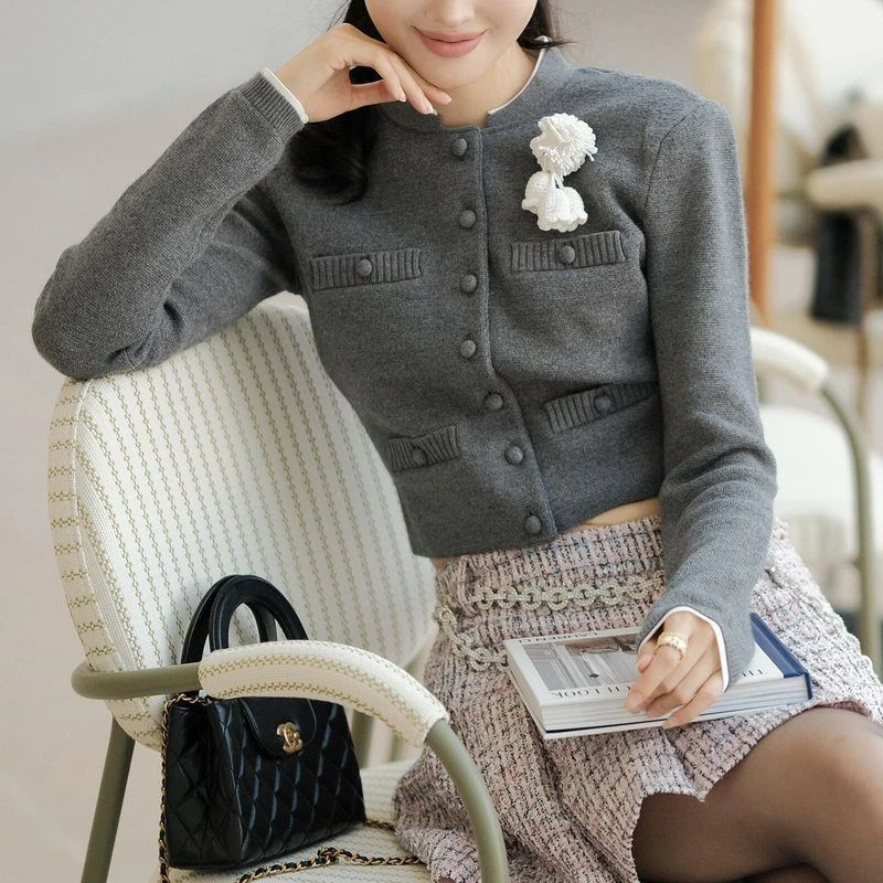 25秋冬新款灰色小香风针织开衫羊毛混纺铃兰花胸针外套修身时尚