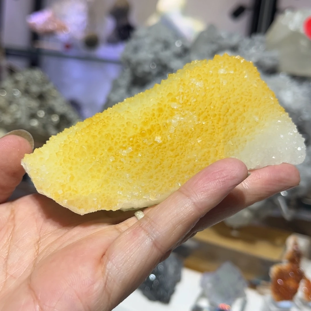 石材芒果色水晶摆件