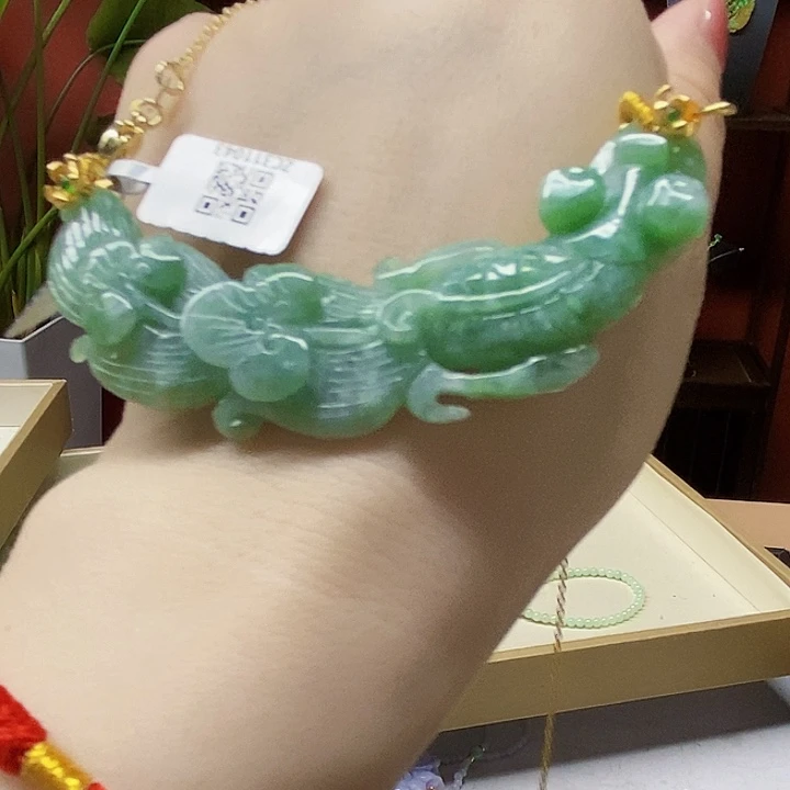 翡翠未镶嵌颈饰吊坠