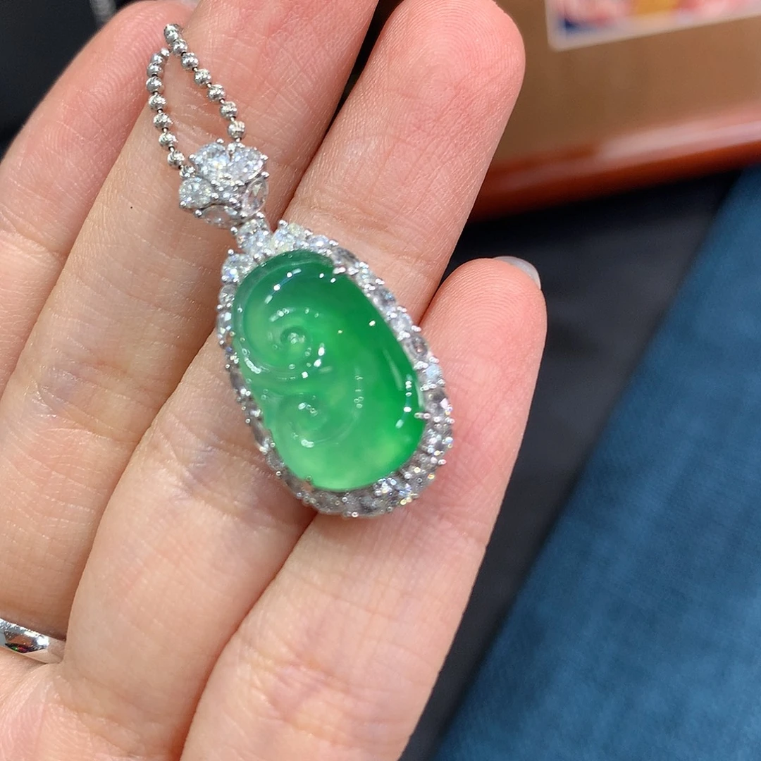 翡翠18K金镶嵌颈饰