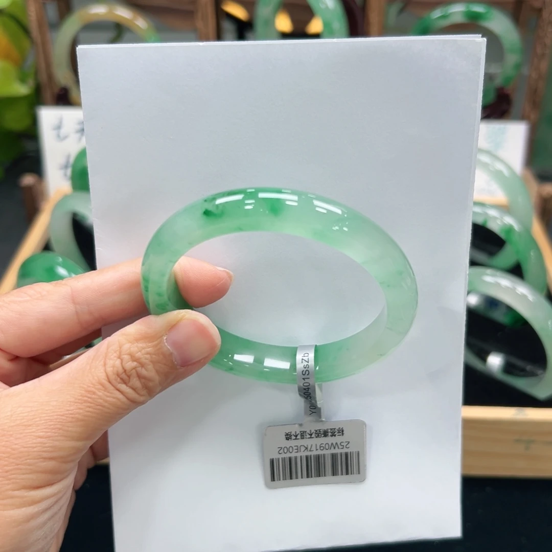 初***人石英质玉未镶嵌手镯➕佳佳56