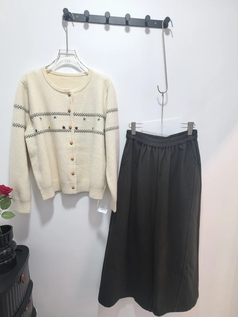 女落肩袖上衣白色针织女装提花春季开衫款毛针织衫