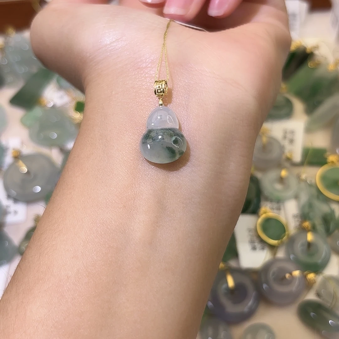 翡翠18K金镶嵌颈饰葫芦