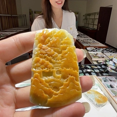 翡翠未镶嵌颈饰一个
