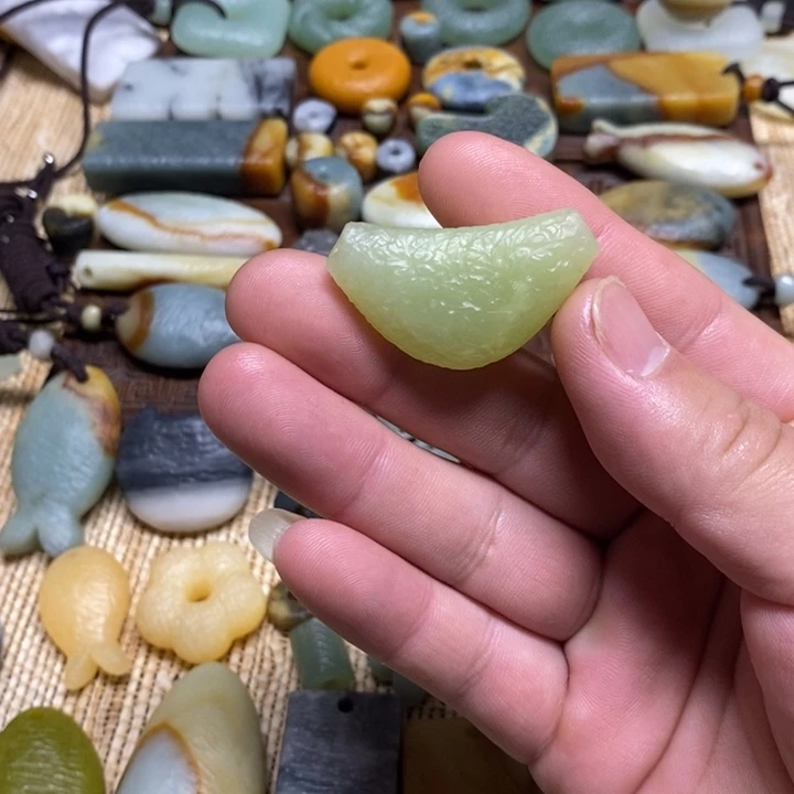 蛇纹石玉未镶嵌颈饰