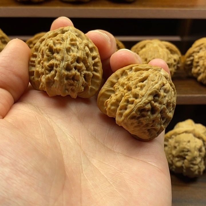 文玩核桃吊坠35三角白