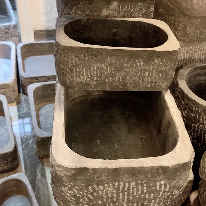 贵州灰姑娘食材和贵州青石打造而成