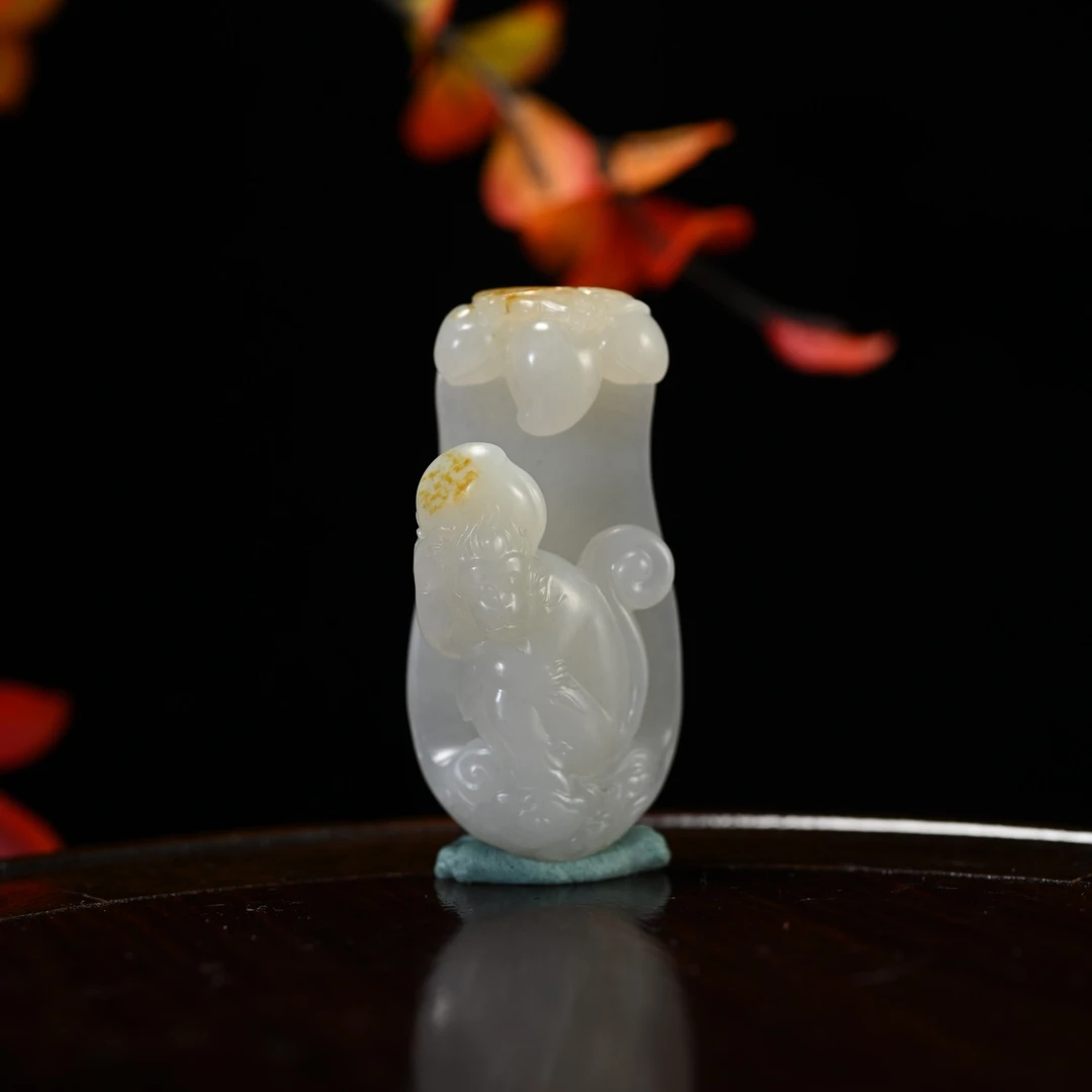 Lot8823 2512040088和田玉寿桃灵猴挂件【籽】/保利