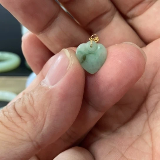翡翠颈饰18K金镶嵌美***子爱心飘花