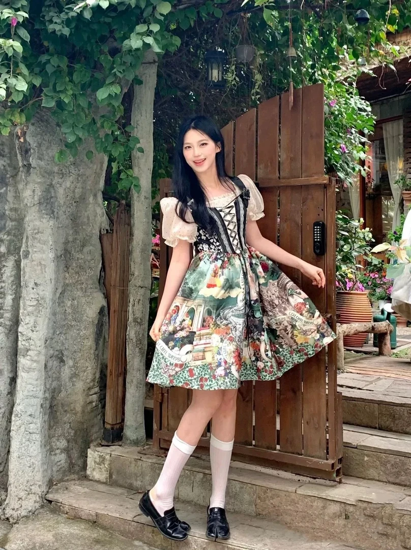 绿色宫廷高腰蛋糕吊带连衣裙女2025新款收腰印花绣泡泡袖长款裙子