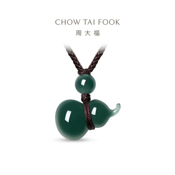 周大福新中式经典圆润深绿福禄葫芦翡翠吊坠配绳K66324