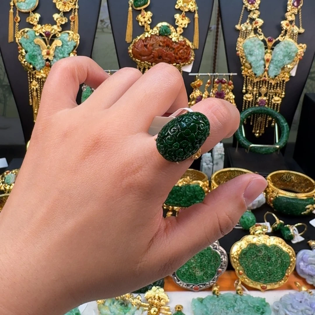 翡翠未镶嵌颈饰戒指 炸价