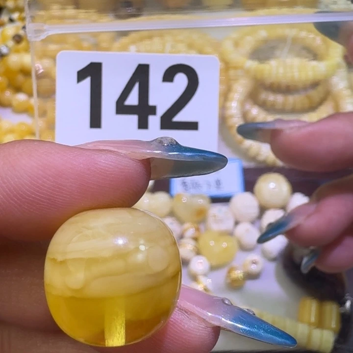 ****波裸石琥珀未镶嵌17.7×16.7皮色
