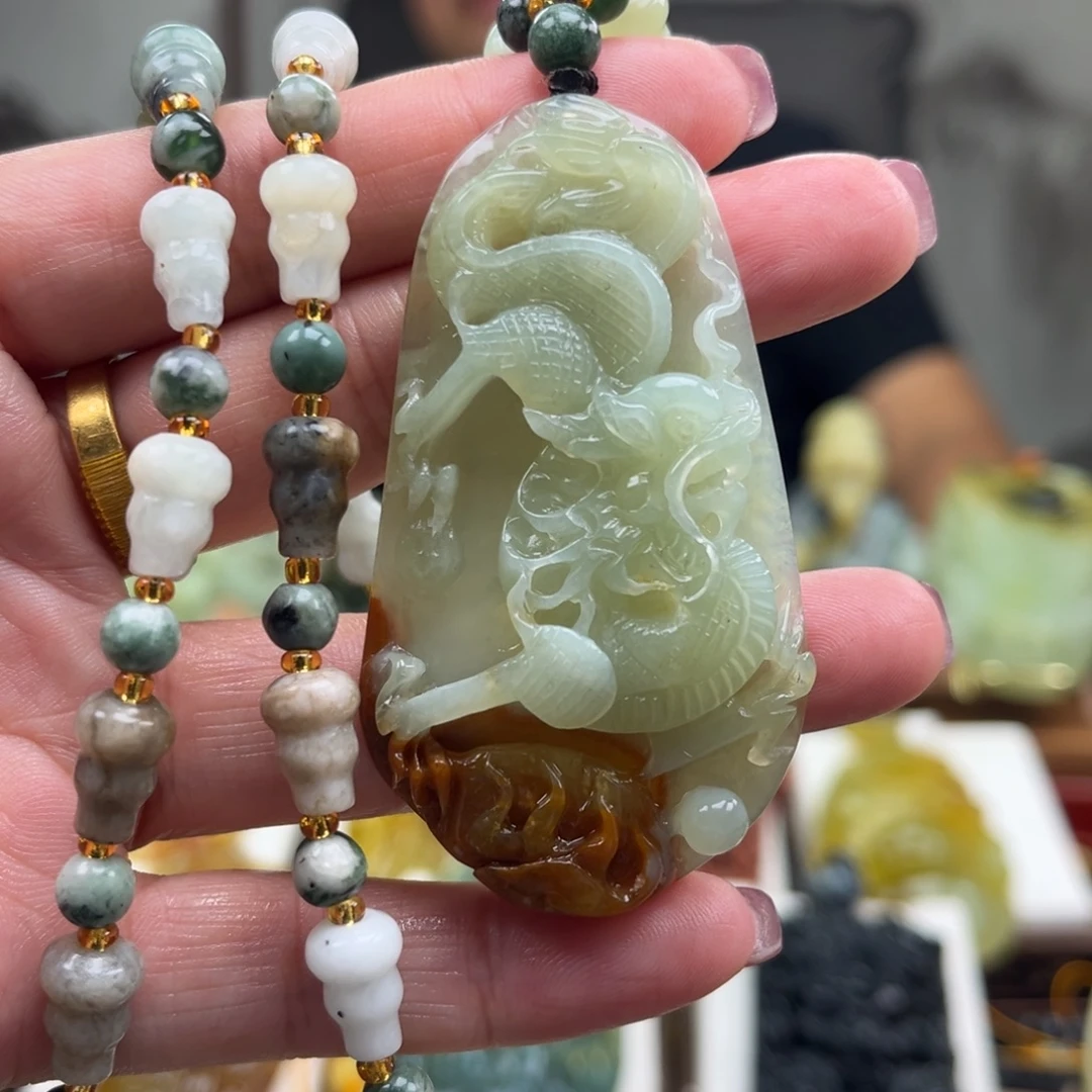 蛇纹石玉未镶嵌颈饰挂件