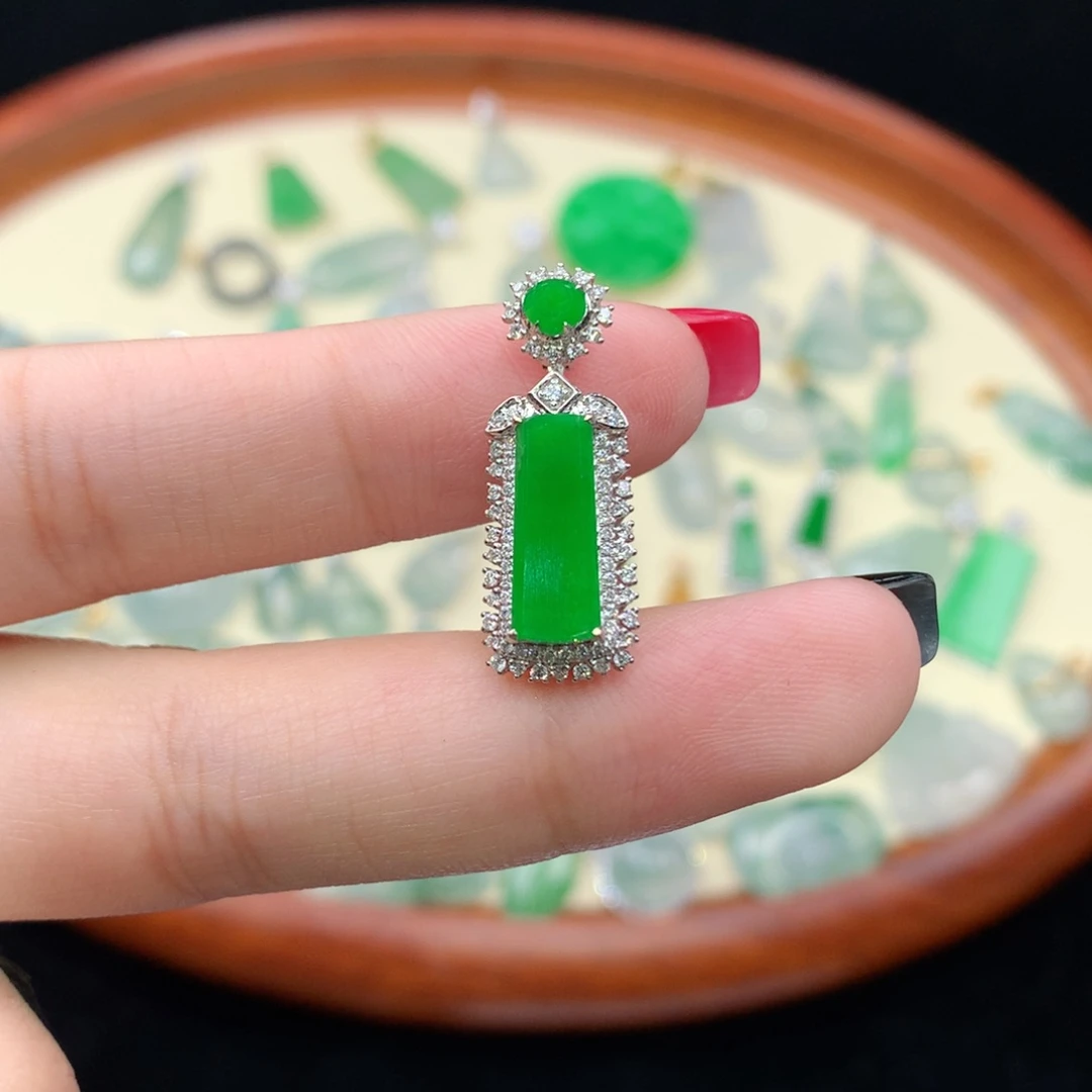 颈饰18K金镶嵌翡翠如*天然缅甸A货翡翠无事牌