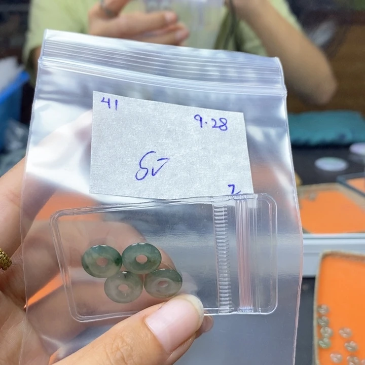 如***梦定制翡翠未镶嵌不退